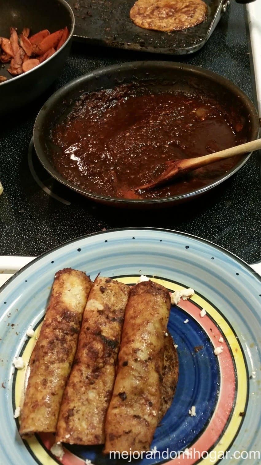 Enchiladas Rojas de Queso fresco