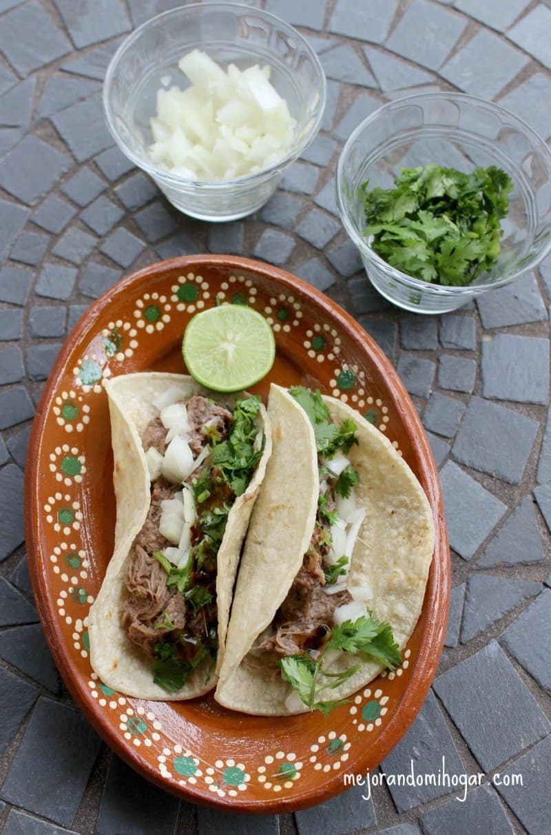 tacos de barbacoa de lengua y cachete de res en un plato mexicano de barro
