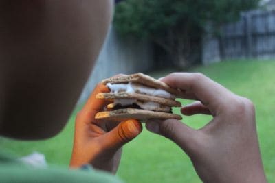 Como hacer S’mores en el asador o en una fogata