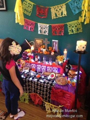 eneña a tus hijos sobre el altar de muertos