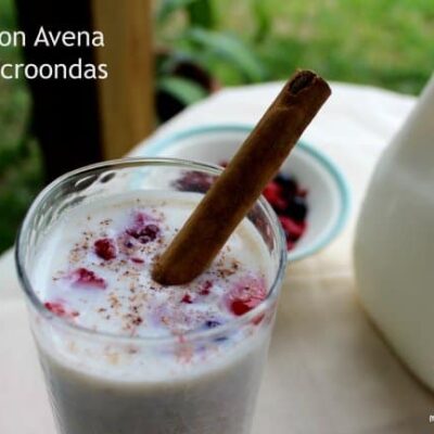 Milk with oatmeal and hot or cold fruits