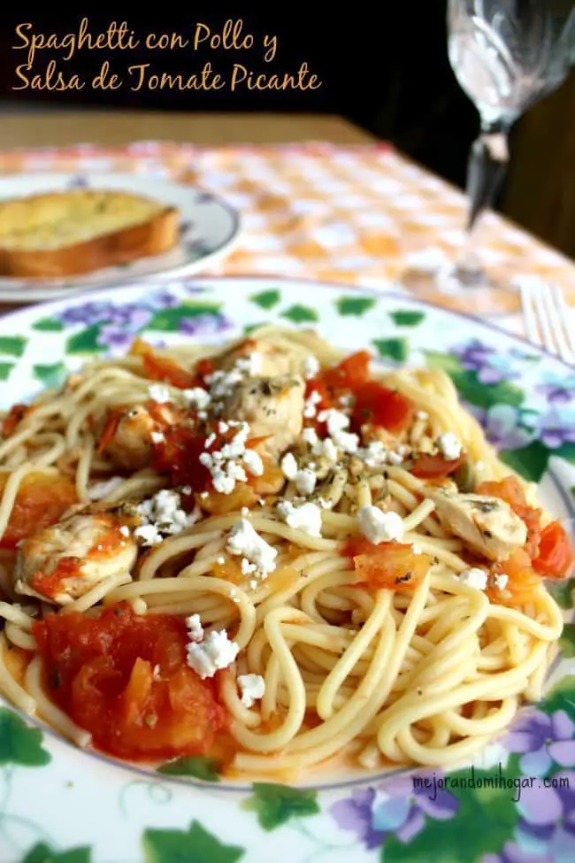 Spagueti con Pollo y Salsa de Tomate Picante