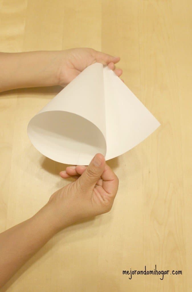 como hacer conos de papel para arbolitos de navidad