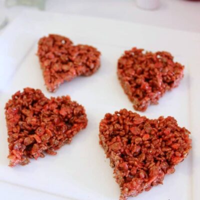 CHOCOLATE CEREAL AND MARSHMALLOW HEARTS FOR VALENTINE'S DAY