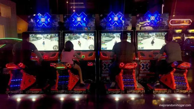 Boliche, comida y juegos en Main Event