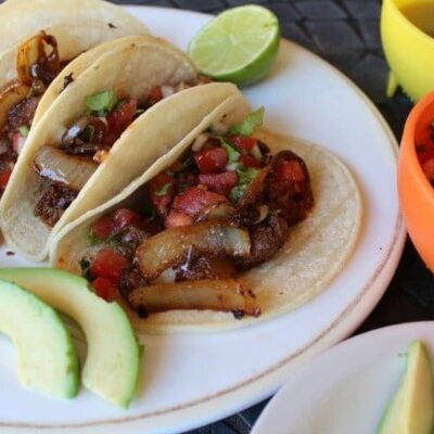 Prepara esta receta muy rica de tacos de arrachera y chorizo