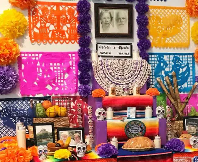 Altares de dia de muertos con papel picado