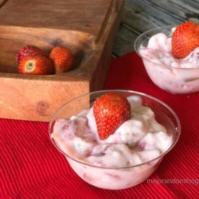 Postre fácil de fresas con crema y queso