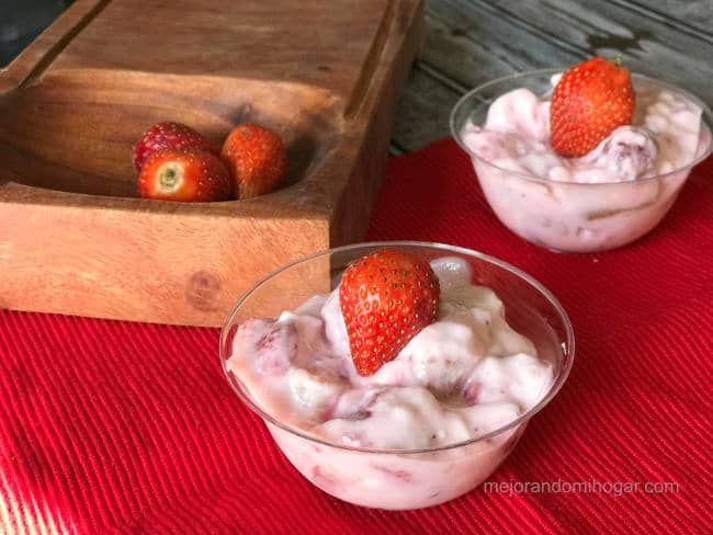 Postre facil de fresas con crema y queso 