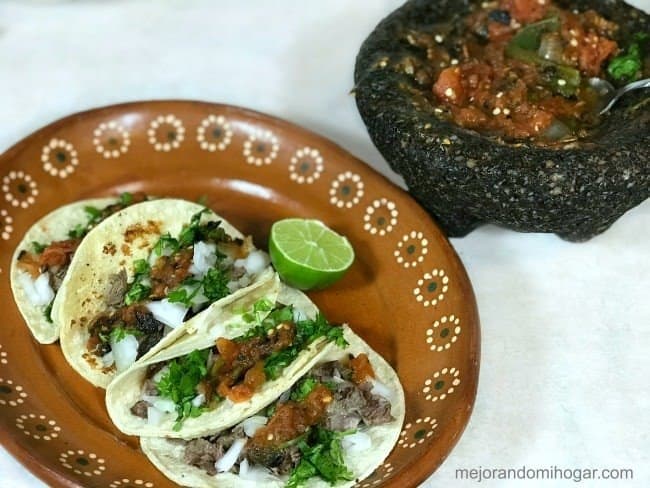 tacos de chamorro de res y salsa tatemada