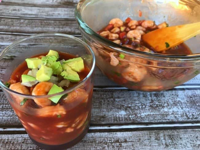 Coctel de camarón con camarones crudos