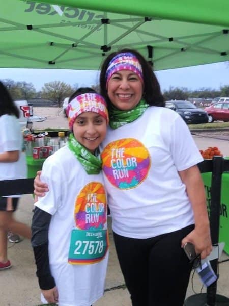 Brenda Cisneros con ganadora del sorteo de Cricket Wireless y The Color Run