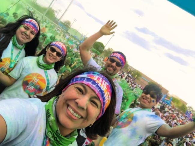 Brenda Cisneros y familia en The Color Run Dallas 