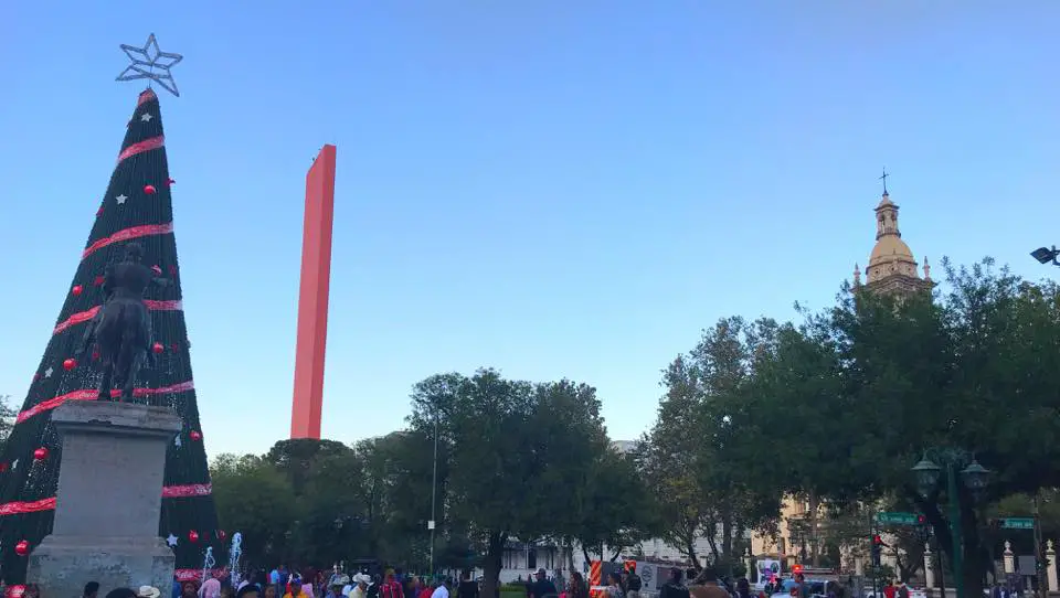 faro del comercio y catedral demonterrey