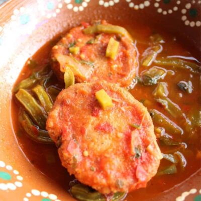 Shrimp patties with nopales and red sauce 