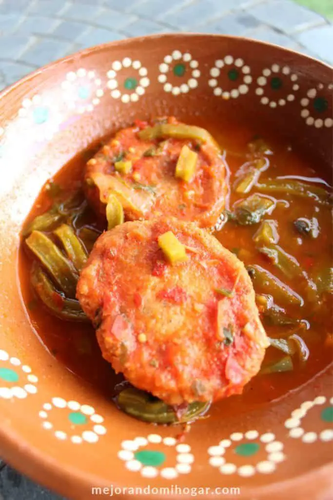 Shrimp patties with nopales and red sauce 