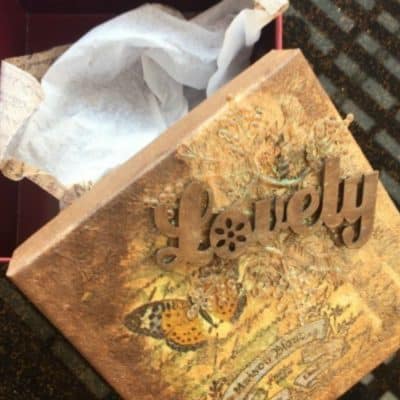 caja de regalo con técnica decoupage