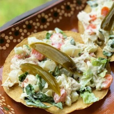 Tostadas con ensalada de pollo