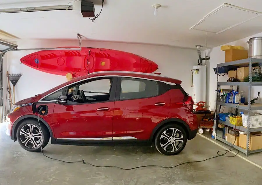 bolt ev premier cargandose en la casa