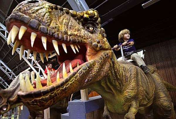 JURASSIC QUEST DINOSAURS