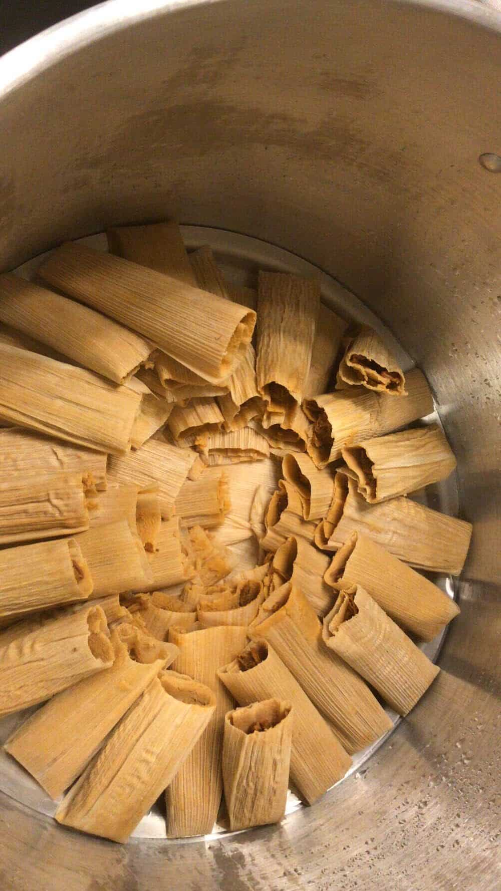 how to arrange tamales in a pot